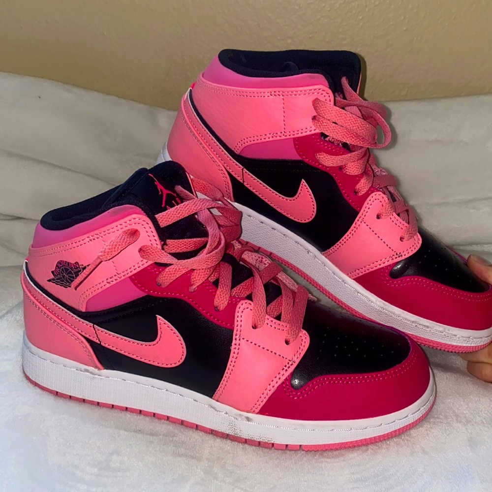 Air Jordan 1 Mid GS Coral Chalk Sneakers
